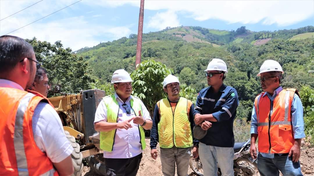 Ket. Foto: Bupati Dairi Eddy Keleng Ate Berutu tinjau perbaikan badan jalan Dusun Liren - Kuta Gambir - Lau Primbon, Kecamatan Tanah Pinem.(foto/ istimewa)