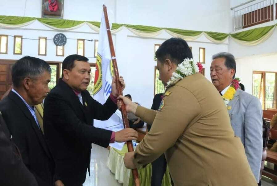 Ket. Foto: Pelantikan Pengurus Persekutuan Gereja - gereja Pentakosta Indonesia (PGPI) Kabupaten Samosir.(foto/istimewa)