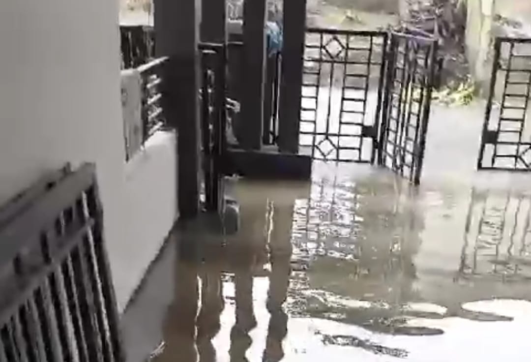 Ket. Foto : Rumah warga saat digenangi banjir. (foto/iwan)