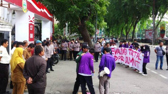 Ket. foto: Aksi unjukrasa mahasiswa didepan gedung DPRD SUMUT , Senin (11/09/2023)