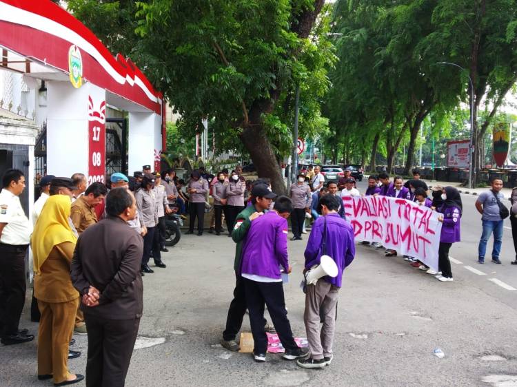 Ket. foto: Aksi unjukrasa mahasiswa didepan gedung DPRD SUMUT , Senin (11/09/2023)