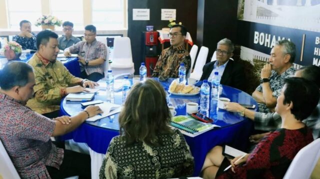 Ket. Foto: Pertemuan Bupati Samosir Vandiko Gultom dengan Universitas Katolik Parahyangan (UNPAR) Bandung.(foto/istimewa)