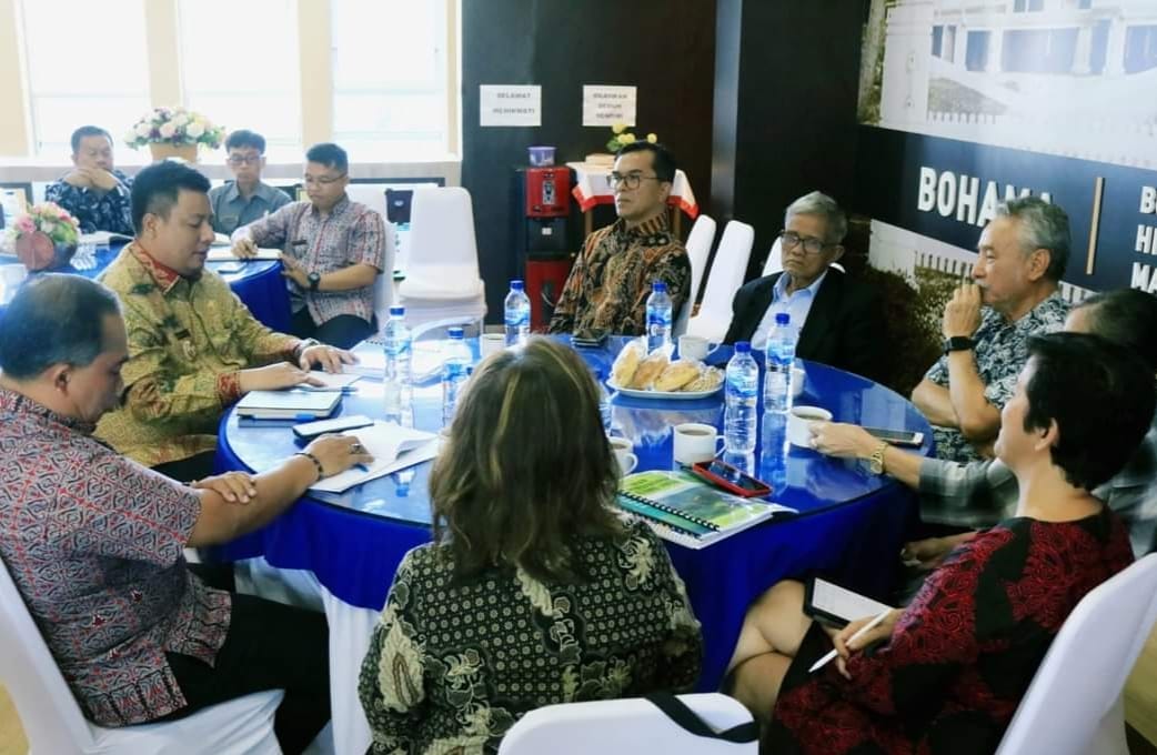 Ket. Foto: Pertemuan Bupati Samosir Vandiko Gultom dengan Universitas Katolik Parahyangan (UNPAR) Bandung.(foto/istimewa)