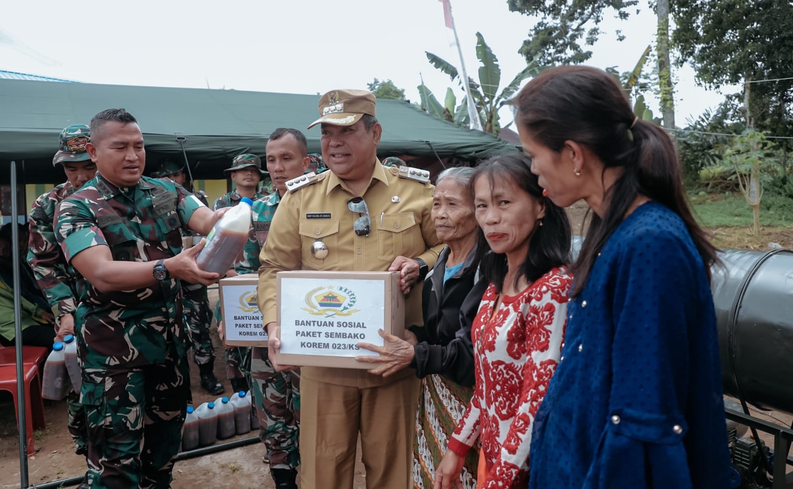 Ket. Foto: kunjungan Danrem 023/KS Kol.Inf Lukman Hakim dalam rangka kunjungan lapangan dan bakti sosial TNI Manunggal Membangun Desa (TMMD) di Desa Sungai Raya.(foto/ist)