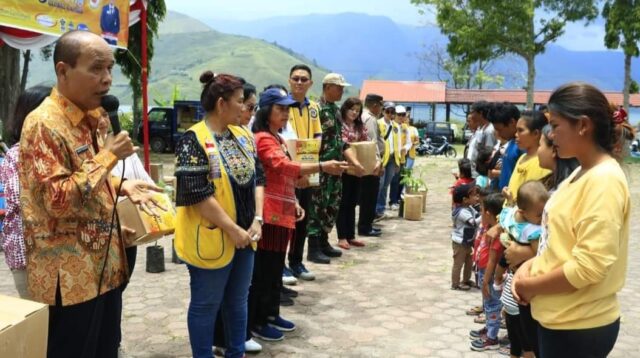 Ket. Foto: Penyerahan Bantuan sosial kepada warga beresiko stunting di Samosir.(foto/ist)