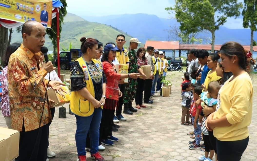 Ket. Foto: Penyerahan Bantuan sosial kepada warga beresiko stunting di Samosir.(foto/ist)