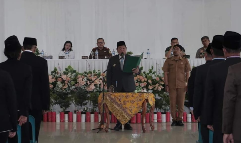 Ket. Foto: Pelantikan pejabat di Pemerintah Kabupaten (Pemkab) Dairi, bertempat di Balai Budaya Sidikalang.(foto/ist)