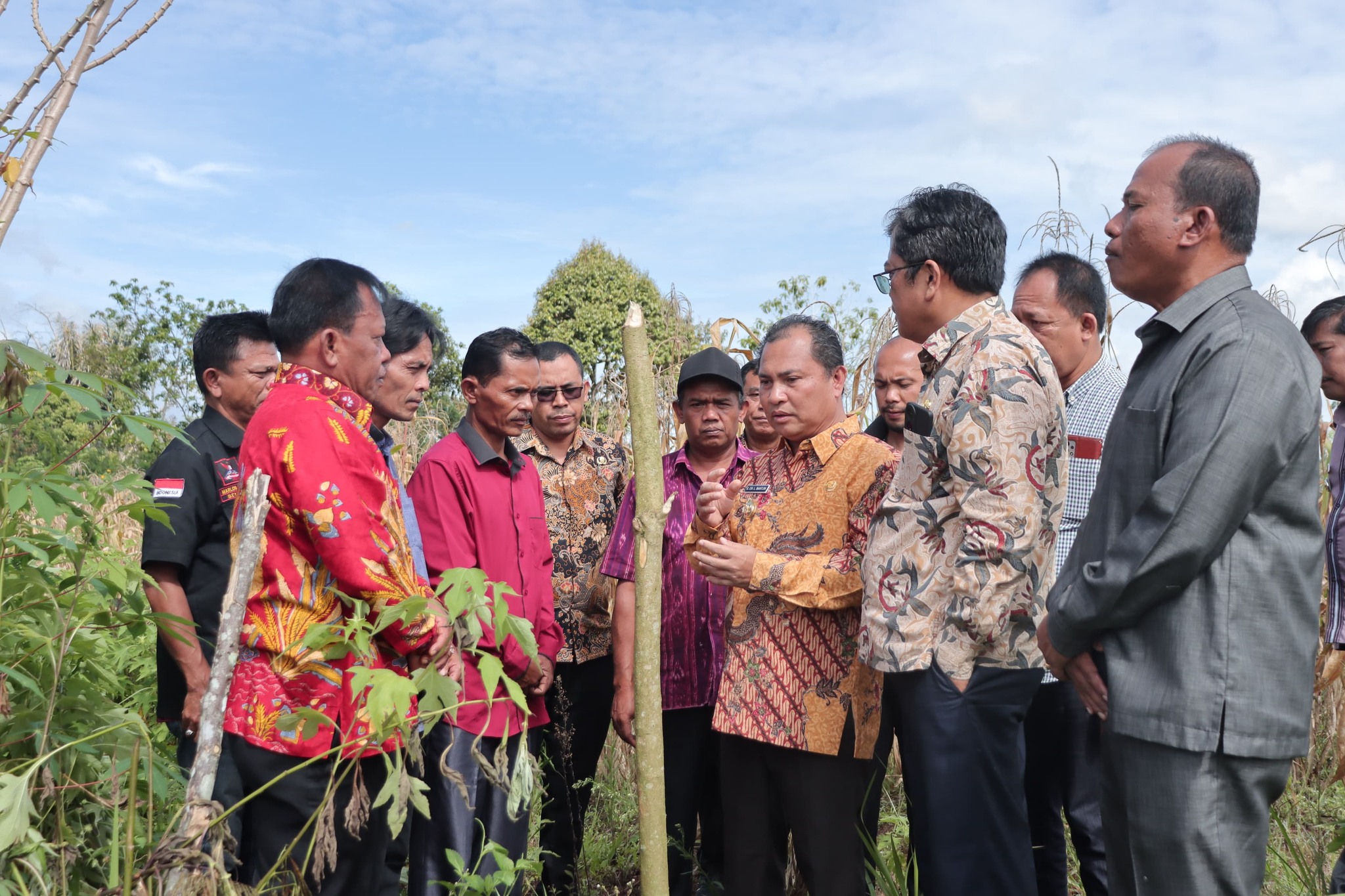 Penyerahan tanah hibah dari Keturunan M Taksir Ujung untuk bangun sekolah.(ist)