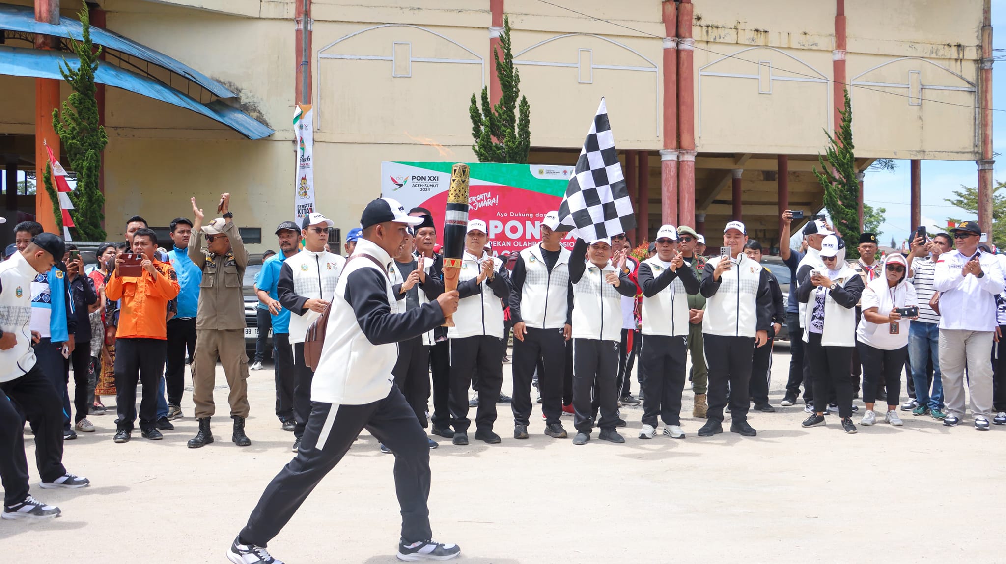 Kirab Api PON XXI Aceh-Sumut di Stadiun Utama Sidikalang.(ist)