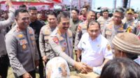 Wakapolri menyerahkan bantuan kepada warga.(ist)