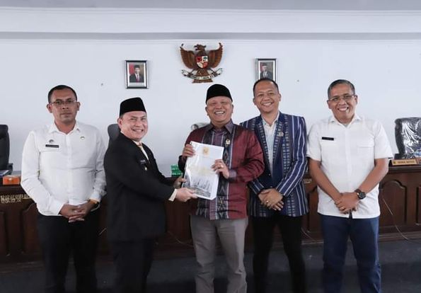 Penerahan nota pengantar bupati atas Rancangan Kebijakan Umum (RKU) Anggaran Pendapatan dan Belanja Daerah (APBD) dan Rancangan Prioritas dan Plafon Anggaran Sementara Tahun Anggaran 2025 (ist)