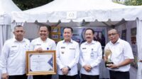 Dinas Kependudukan Dan Pencatatan Sipil Kabupaten Dairi Deddy Situmorang diganjar menerima penghargaan dalam acara North Sumatera Innovation Forum.(ist)