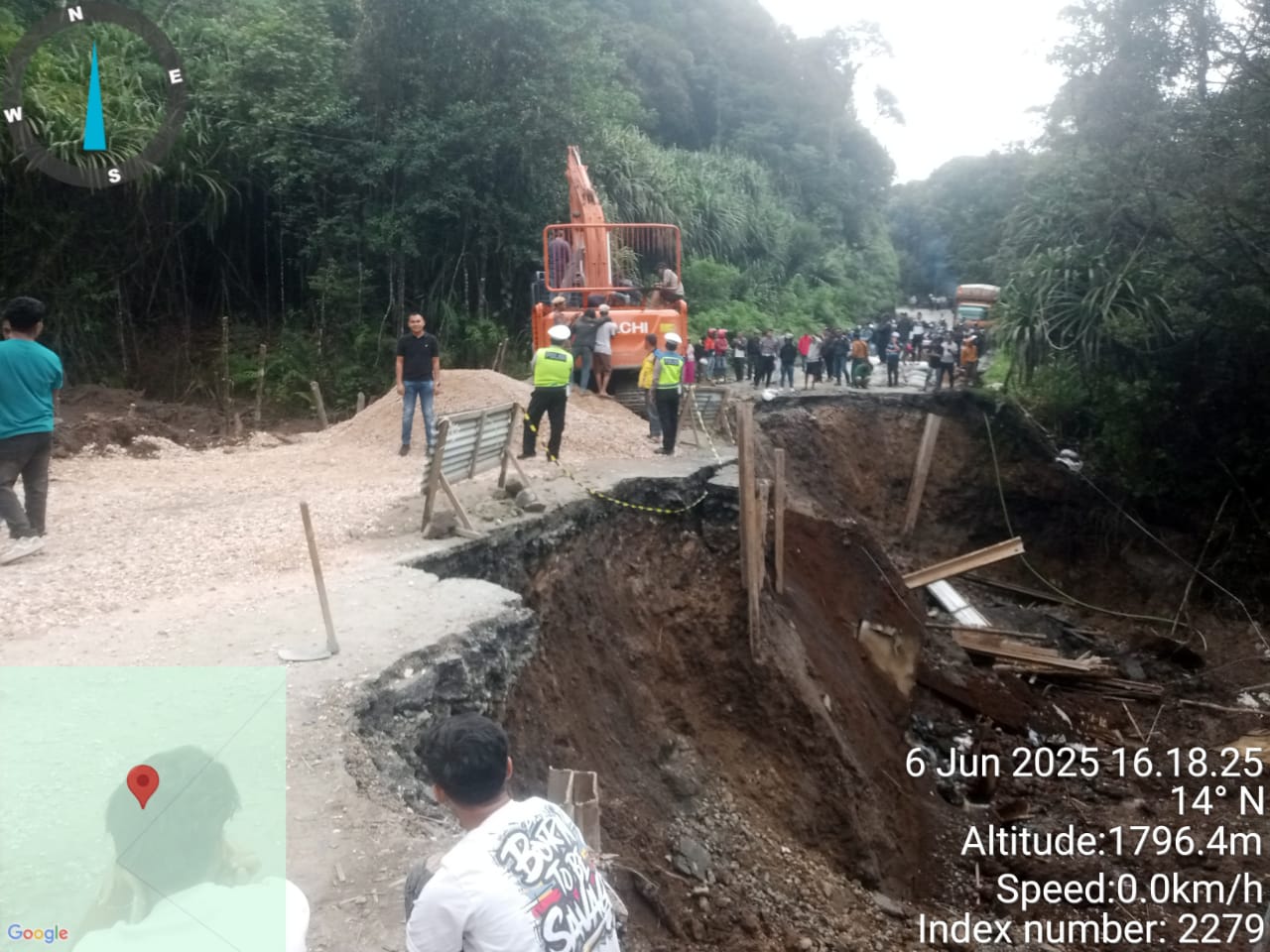 Kondisi jalan ambles di hutan Lae Pondom.(ist)