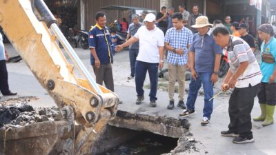 Wakil Bupati Bersama ASN Turun ke Jalan Bergotong Royong Wujudkan Dairi Tanpa Genangan Air