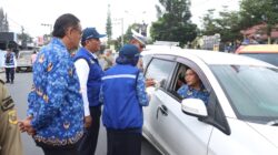 Rajia gabungan bersama Badan Pendapatan Daerah (Bapenda) sebagai penyelenggara kegiatan, Kepolisian Resort (Polres) Dairi, TNI, UPTD Samsat Sidikalang, Dinas Perhubungan dan Satpol PP dalam rangka pemeriksaan Kepatuhan Pajak Kendaraan Bermotor (KPKB) Tahun 2025.