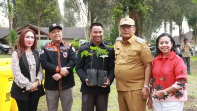 Penyerahan simbolis bibit kemiri kepada masyarakat dalam program setuja pohon di Kabupaten Dairi.(ist)