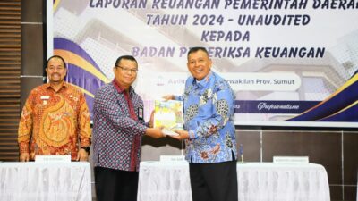 Vickner Sinaga secara resmi menyerahkan Laporan Keuangan Pemerintah Daerah (LKPD) Tahun Anggaran 2024 kepada Badan Pemeriksa Keuangan (BPK) Perwakilan Provinsi Sumatera Utara, Kamis, 27 Maret 2025.(ist)