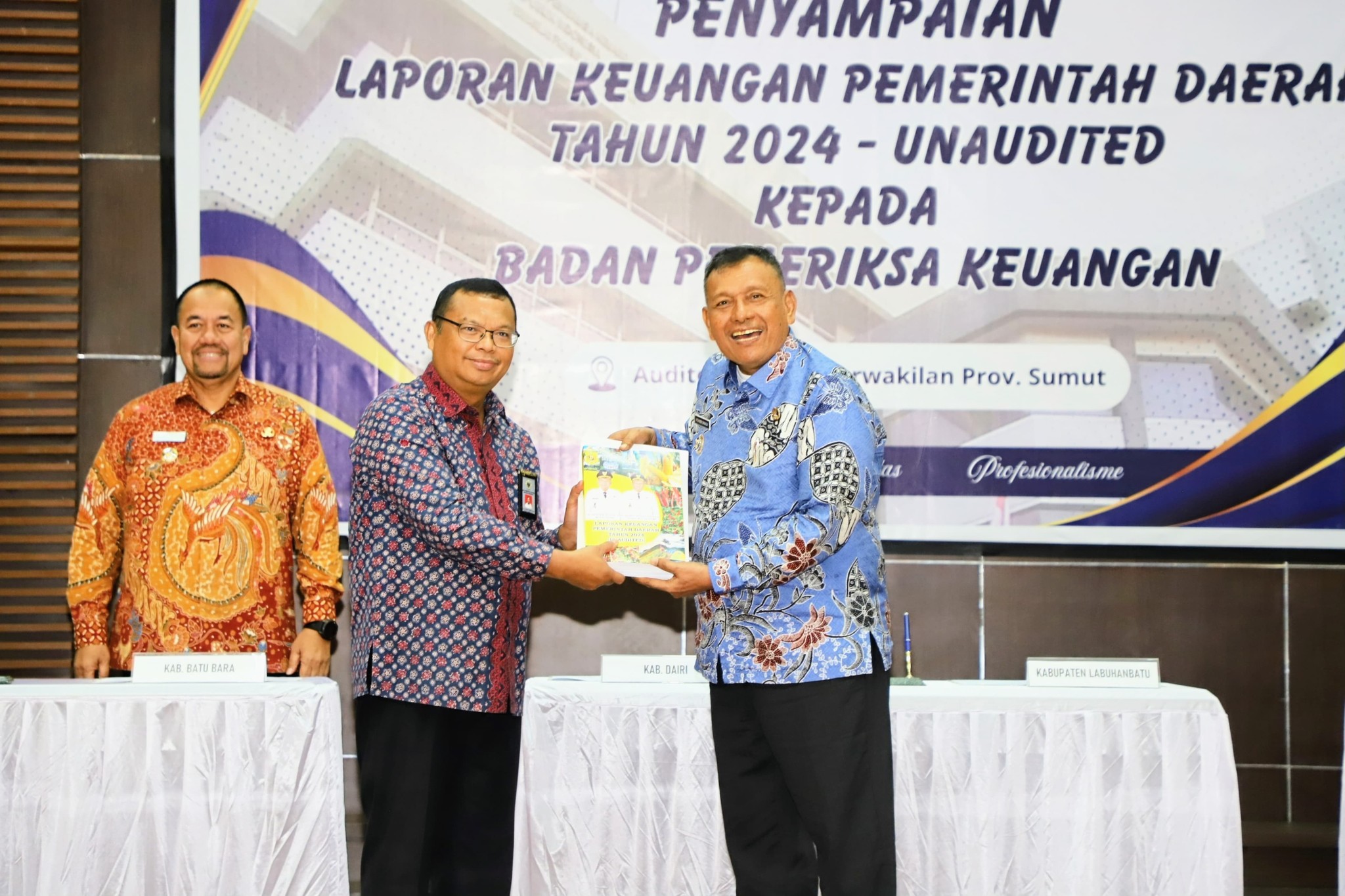 Vickner Sinaga secara resmi menyerahkan Laporan Keuangan Pemerintah Daerah (LKPD) Tahun Anggaran 2024 kepada Badan Pemeriksa Keuangan (BPK) Perwakilan Provinsi Sumatera Utara, Kamis, 27 Maret 2025.(ist)
