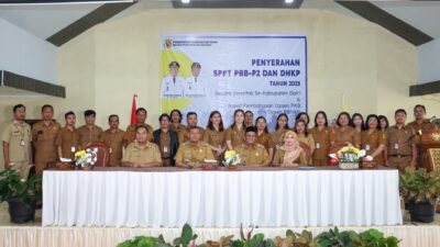Penyerahan Surat Pemberitahuan Pajak Terhutang (SPPT) Pajak Bumi dan Bangunan Sektor Perdesaan dan Perkotaan (PBB-P2) dan Daftar Himpunan Ketetapan Pajak dan Pembayaran (DHKP) Tahun 2025 di Balai Budaya Sidikalang, Senin (24/3/2025).(ist)