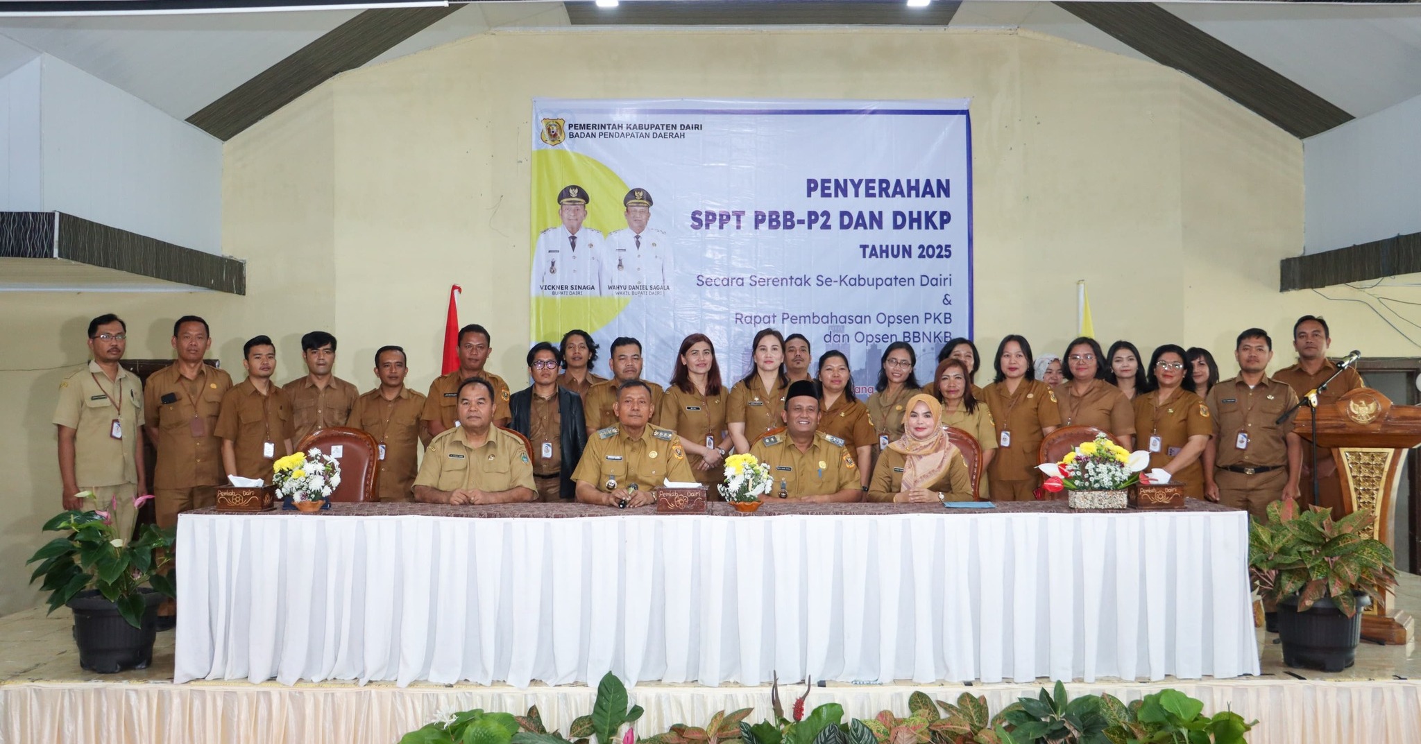 Penyerahan Surat Pemberitahuan Pajak Terhutang (SPPT) Pajak Bumi dan Bangunan Sektor Perdesaan dan Perkotaan (PBB-P2) dan Daftar Himpunan Ketetapan Pajak dan Pembayaran (DHKP) Tahun 2025 di Balai Budaya Sidikalang, Senin (24/3/2025).(ist)