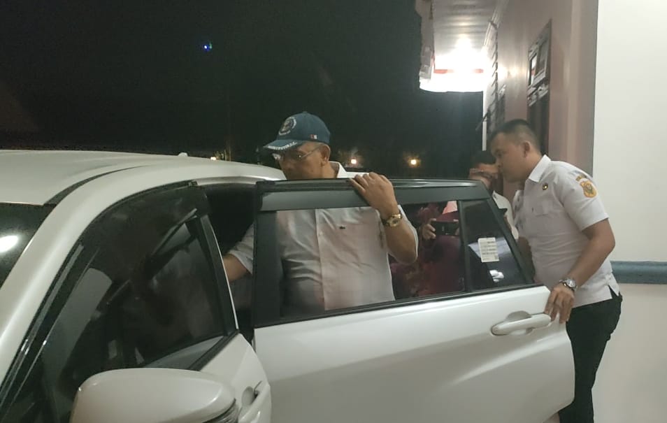Bupati Dairi Vickner SInaga menggunakan mobil dinas jenis Toyota Innova Zenix.(foto/iwan)