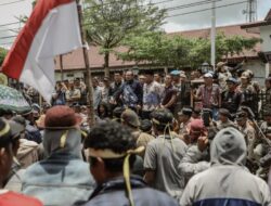 Temui Massa Pendemo, Bupati Dairi: Saya Bersama Rakyat