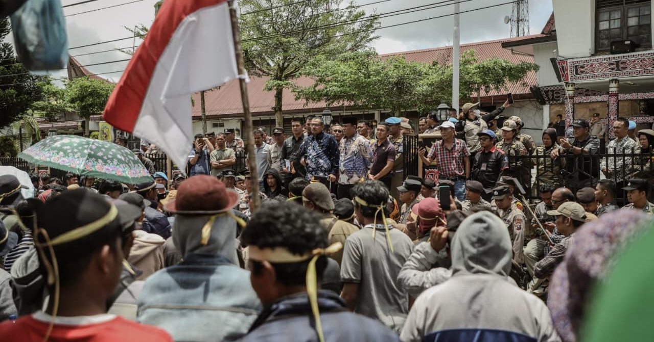 Aksi demo di depan kantor bupati Dairi.(ist)