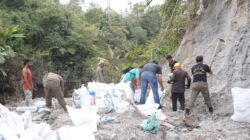 Pantau Gotong Royong di Lokasi Longsor Dusun III, Desa Parbuluan IV, Bupati Dairi : Senin Akan Di Pasang Gorong Gorong Oleh Tim BPBD