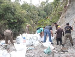 Pantau Gotong Royong di Lokasi Longsor Dusun III, Desa Parbuluan IV, Bupati Dairi : Senin Akan Di Pasang Gorong Gorong Oleh Tim BPBD